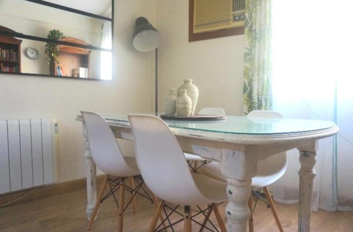 Romantic With Free Parking Appartement